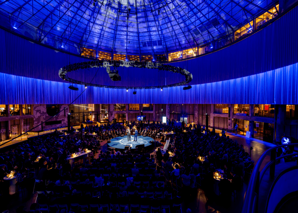 Overview Wintercircus in blauwe lichten