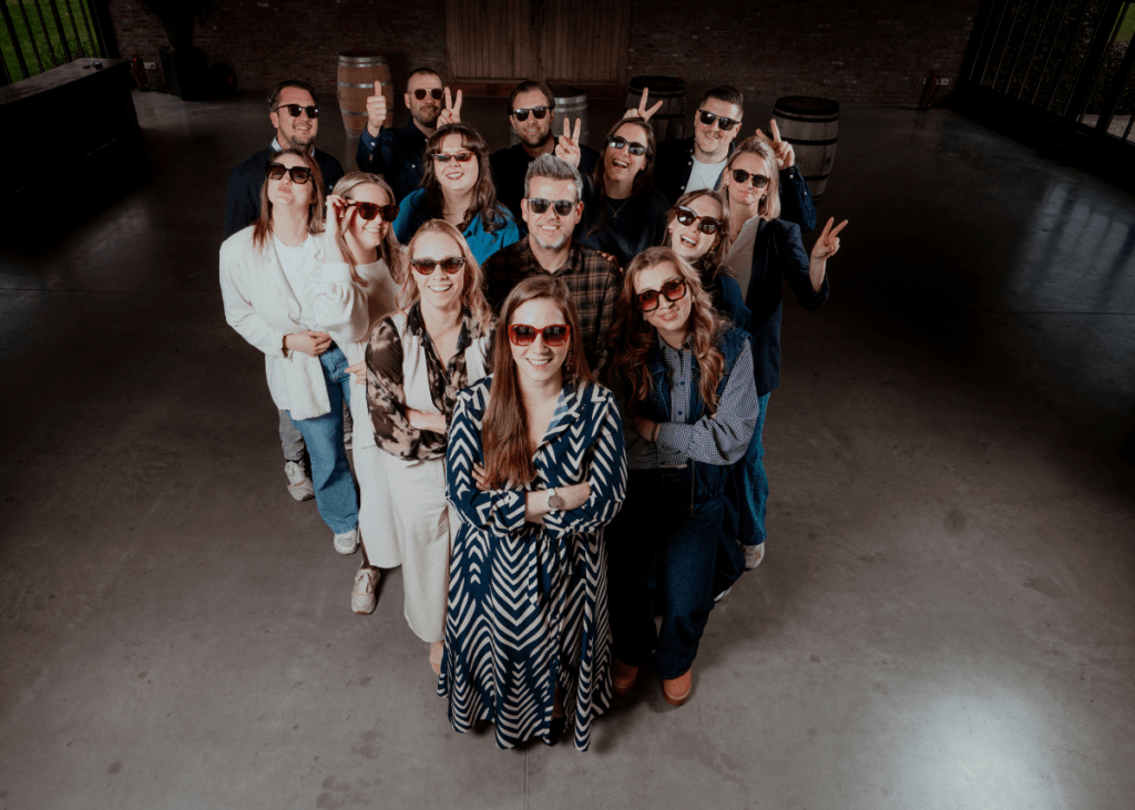 14 Whiskers poseren met zonnebril in een driehoek