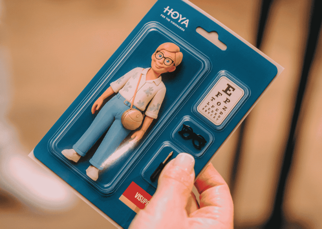 Gepersonaliseerd HOYA-figuurtje in speelgoedverpakking, met een oogtestkaart, bril en andere accessoires.